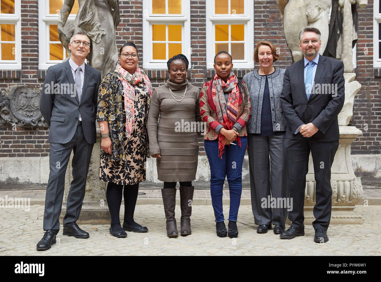 30 octobre 2018, Hambourg : David Vuillaume (l-r), directeur général de la Deutscher Museumsbund e.V., Safua Akeli, Centre d'études des Samoa Apia, Samoa, Nehoa Kapuka, ICOM Namibie Windhoek, Namibie, Flower Msuya Manase, Musée National de Tanzanie Dar Es Salaam, Tanzanie, Wiebke Übersee-Museum Bremen, Giosuele, et la société tchèque, directeur du Musée d'histoire de Hambourg, sont situés dans la cour intérieure du Musée de l'histoire de Hambourg. L'occasion a été une conférence de presse de la Deutscher Museumsbund sur la manipulation des collections provenant de contextes coloniaux. Photo : Georg Wendt/dpa Banque D'Images