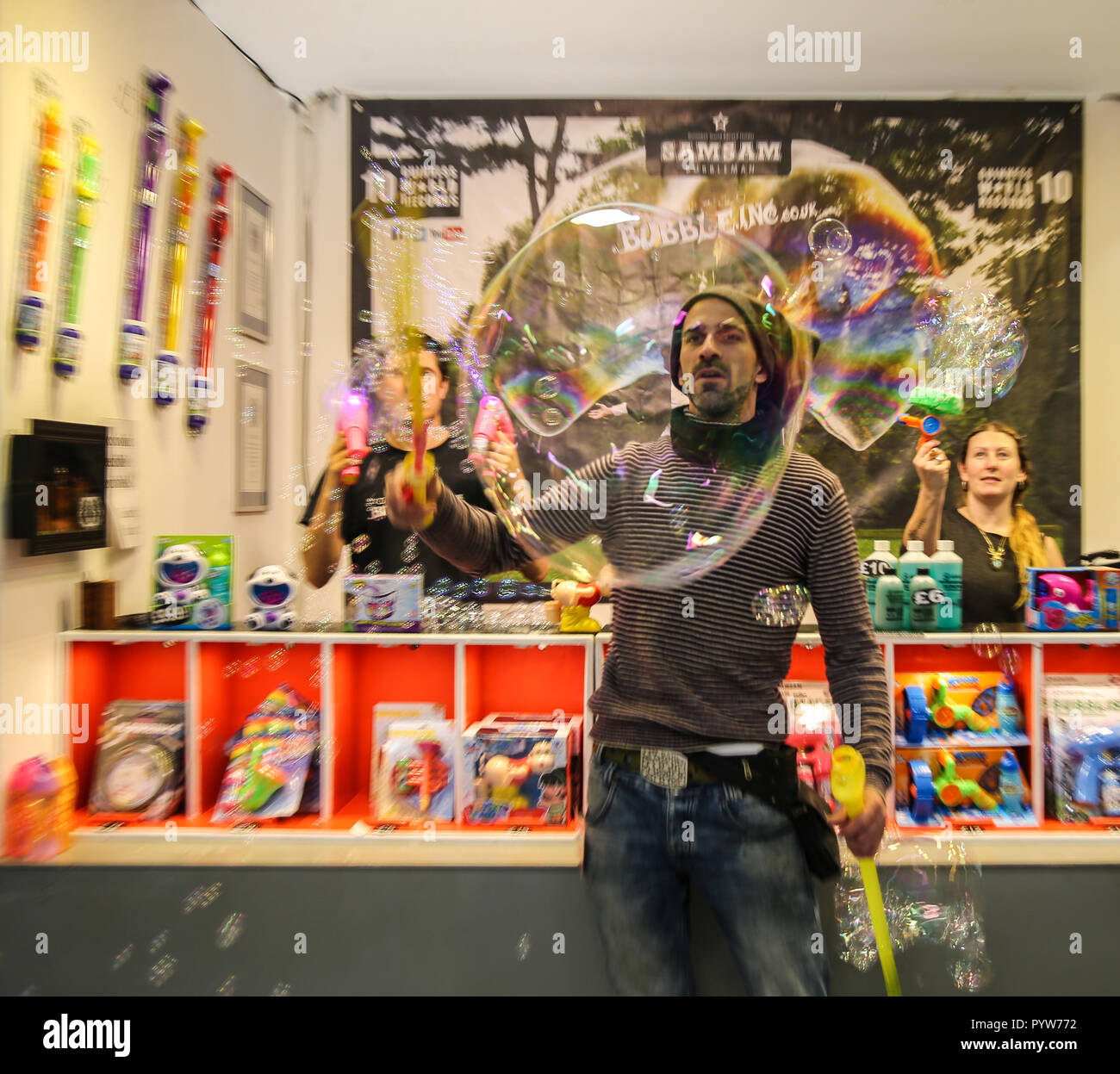 London UK 30 octobre 2018 l'esprit de Noël Noël le début donnant l'occasion de recueillir des consommateurs d'idées, d'acheter des produits qui vont des services de jouets ,Monsieur bulle a été le gros vendeur, les décorations de Noël ,fashion ,Nourriture et boisson,un juste plein de couleur et d'innovations pour Noël 2018Crédit : Paul/Quezada-Neiman Alamy Live News Banque D'Images