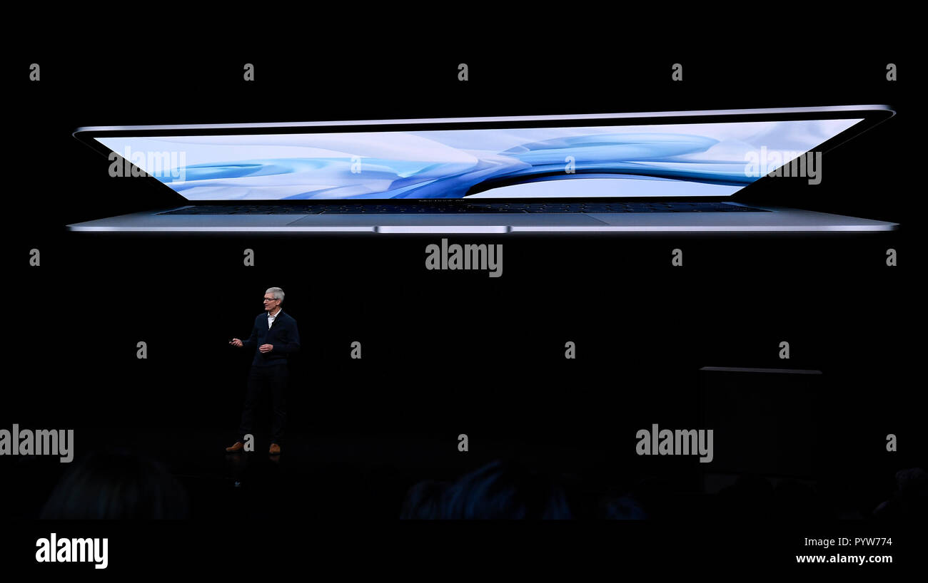 New York, USA. 30Th Oct, 2018. Tim Cook, CEO d'Apple, dévoile un nouveau MacBook Air Apple lors d'une manifestation de lancement à Brooklyn, New York, États-Unis, le 30 octobre, 2018. Source : Xinhua/Alamy Live News source : Xinhua/Alamy Live News Banque D'Images