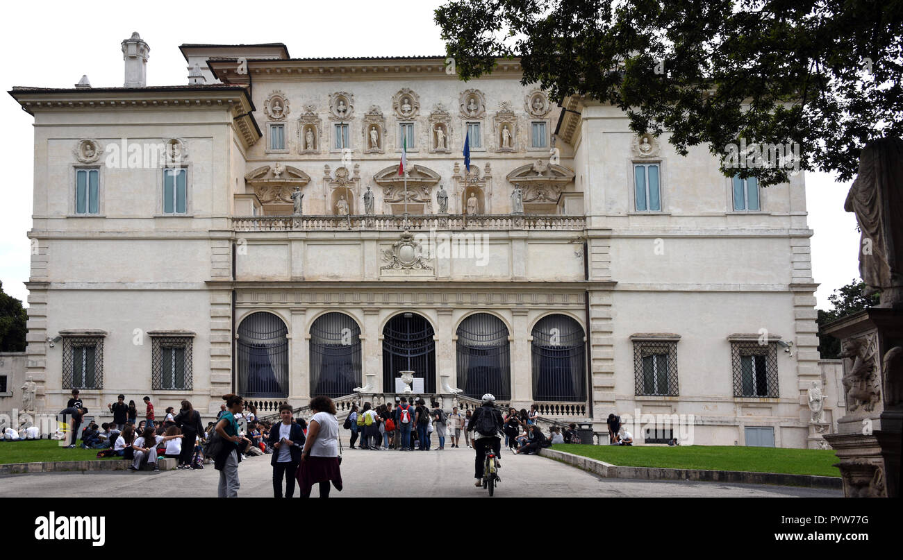 Rome, Italie. 20 mai, 2018. Vue de la Villa Borghese, construit au 17ème siècle. Il abrite la collection de sculptures (musée) et à l'étage supérieur la Galeria Borghese avec des tableaux de peintres célèbres (notamment Raphaël, Titien, Caravage, Rubens, Cranach). Credit : Waltraud Grubitzsch/dpa-Zentralbild/ZB/dpa/Alamy Live News Banque D'Images