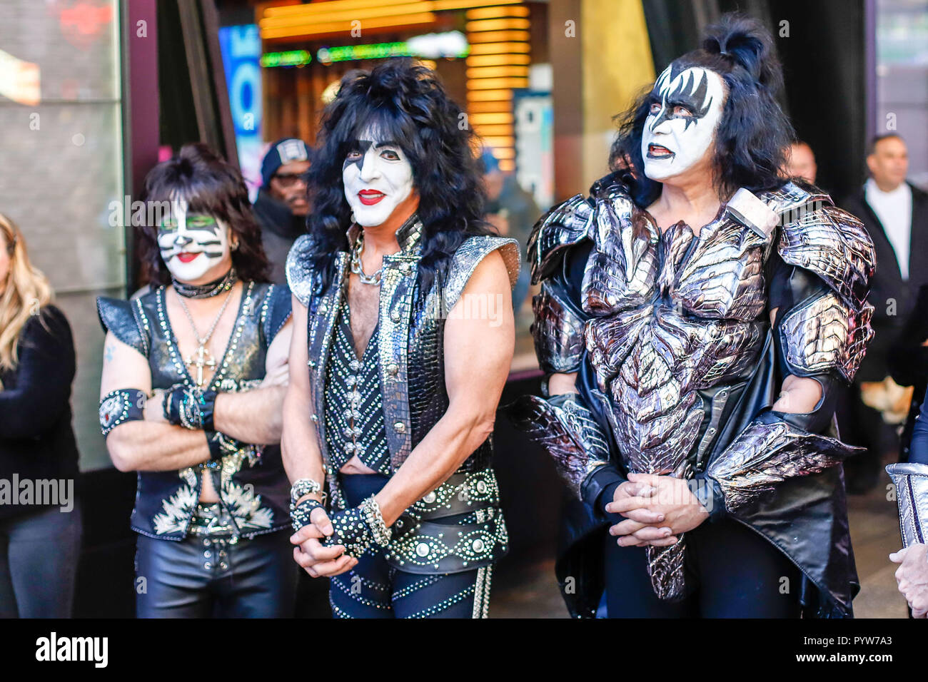 New York, USA. 30 octobre, 2018. Tommy Thayer, Paul Stanley, Gene Simmons et Eric Singer du groupe américain Kiss sont vu quitter un studio pour une émission de télévision sur l'île de Manhattan à New York aux États-Unis, mardi. (PHOTO : VANESSA CARVALHO/BRÉSIL PHOTO PRESSE) Credit : Brésil Photo Presse/Alamy Live News Banque D'Images