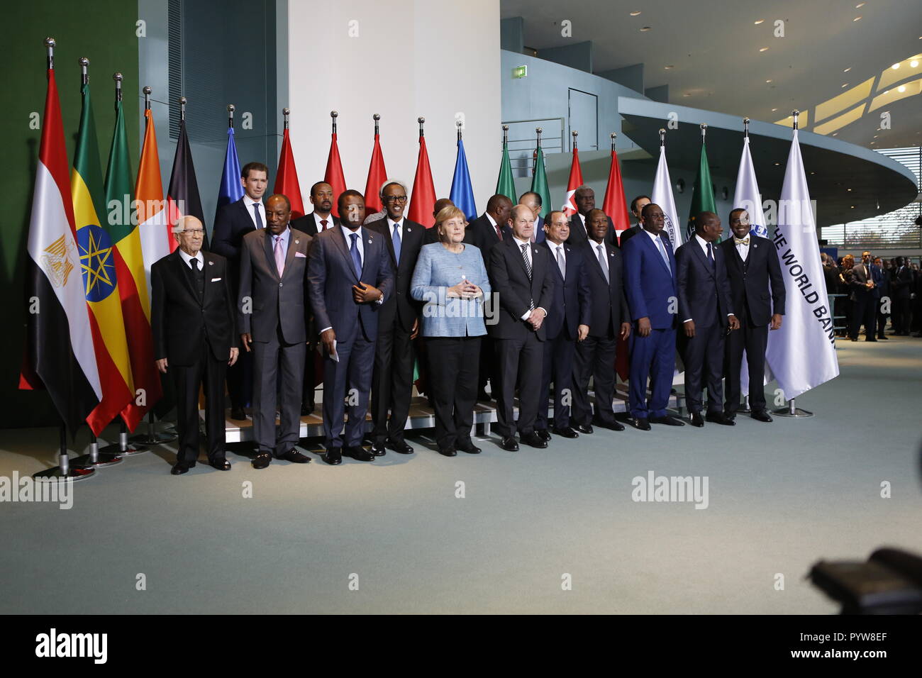 0.10.2018, Berlin, Allemagne, (rangée arrière de gauche à droite) Sebastian Kurz, Abiy Ahmed Ali, Christine Lagarde, Dwanwa Addo Akufo-Addo, Cyril Ramaphosa, Jim Yong Kim, Moussa Faki Mahamat, Mohamed Benchaaboun, (première ligne, première rangée, de gauche à droite) BEJI CAID ESSEBSI, Alpha Conde, Essoziamna Faure Gnassingbe, Paul Kagame, Angela Merkel, Olaf Scholz, Abdelfattah al-Sisi, Allsssane, Quattara Macky Sall, Patrice Talon, Aydeji Akinwumi Adesina.Les participants de l'Accord-avec-Afrique pays lors de la photo de famille à la chancellerie. Banque D'Images