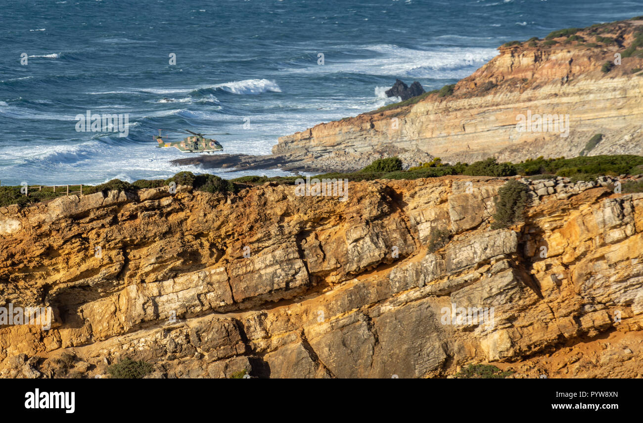 Le Farol do Cabo Espichel, Portugal. Le mardi 30 octobre 2018 : l'Armée de l'Air portugaise plus notamment 751 e Escadron de recherche et sauvetage battant leur Agusta Westland AW101 Merlin hors de la ligne de côte pendant les grands vents et le temps orageux aujourd'hui près du cap Espichel Phare pendant une opération de sauvetage. Credit : Photographie vétéran/Alamy Live News Banque D'Images