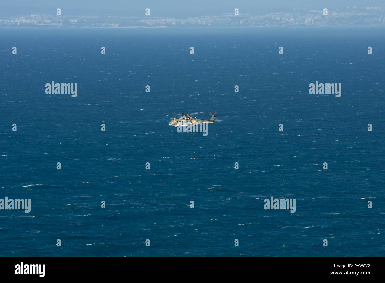 Le Farol do Cabo Espichel, Portugal. Le mardi 30 octobre 2018 : l'Armée de l'Air portugaise plus notamment 751 e Escadron de recherche et sauvetage battant leur Agusta Westland AW101 Merlin hors de la ligne de côte pendant les grands vents et le temps orageux aujourd'hui près du cap Espichel Phare pendant une opération de sauvetage. Credit : Photographie vétéran/Alamy Live News Banque D'Images