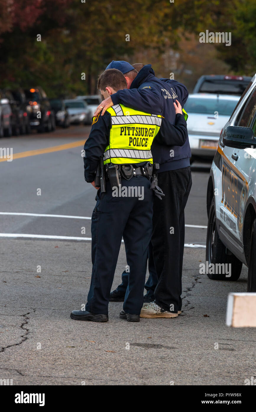 Pittsburgh, Pennsylvanie / USA - oct 30 2018 : aumônier Bob Ossler de Cape Coral FL prie avec les membres de la police de Pittsburgh à l'extérieur de l'arbre de vie synagogue. Credit : Brendt Petersen/Alamy Live News Banque D'Images