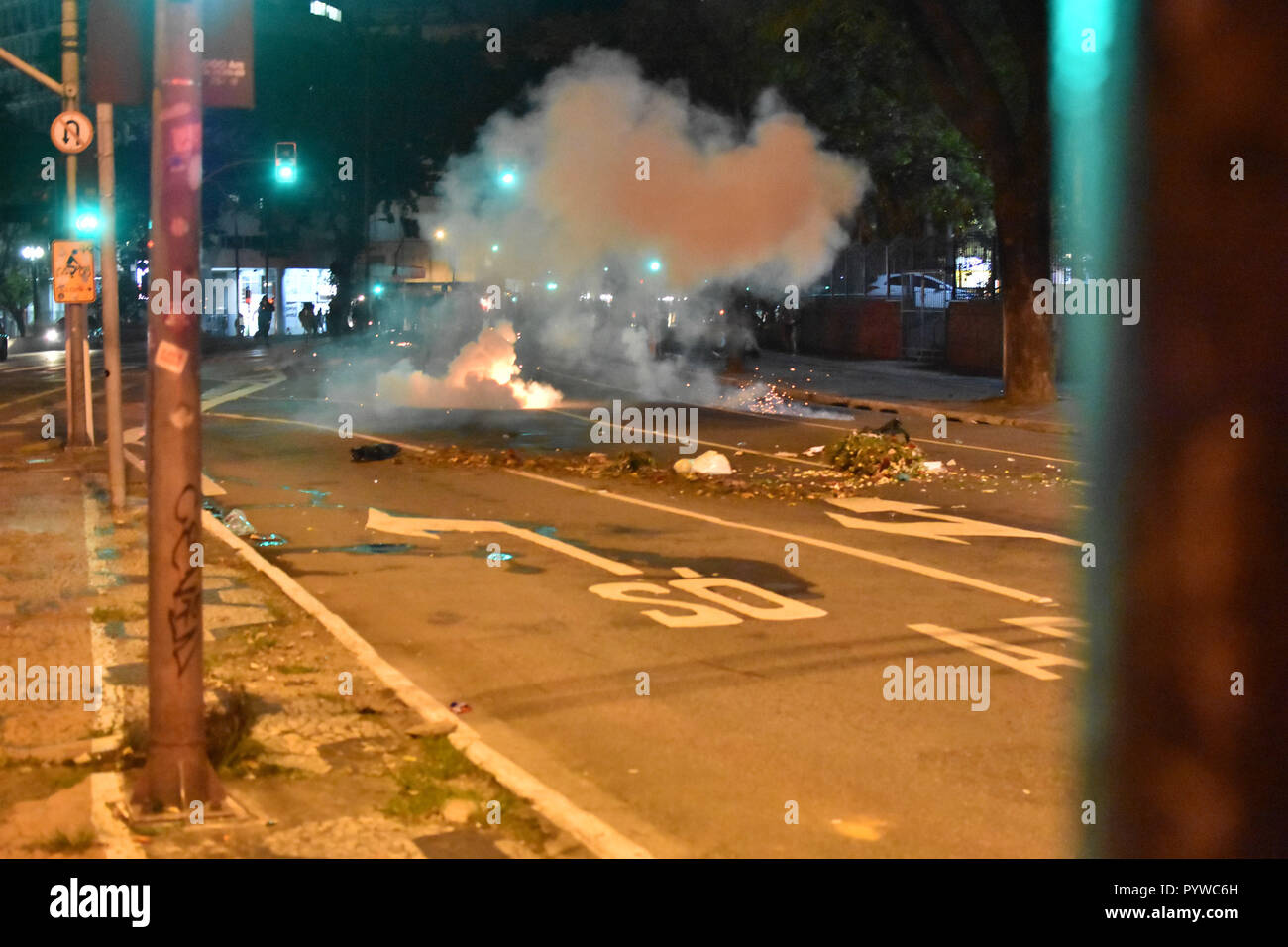 Sao Paulo, Brésil. 30Th Oct, 2018. BOLSONARO JAĎR, CONTRA MANIFESTAÇÃO EM SP - Manifestation contre le président élu du Brésil, Jaïr, Bolsonaro à Av. Paulista, le mardi (30). Après la loi, les manifestants sont entrés en confroto avec la police et a détruit une agence bancaire. (Photo : Roberto Casimiro/Fotoarena) Crédit : Foto Arena LTDA/Alamy Live News Banque D'Images