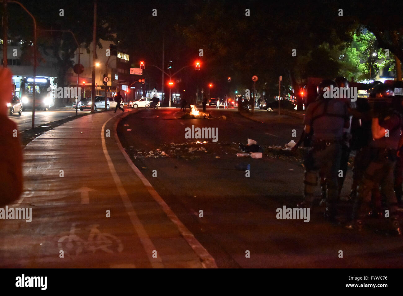 Sao Paulo, Brésil. 30Th Oct, 2018. BOLSONARO JAĎR, CONTRA MANIFESTAÇÃO EM SP - Manifestation contre le président élu du Brésil, Jaïr, Bolsonaro à Av. Paulista, le mardi (30). Après la loi, les manifestants sont entrés en confroto avec la police et a détruit une agence bancaire. (Photo : Roberto Casimiro/Fotoarena) Crédit : Foto Arena LTDA/Alamy Live News Banque D'Images