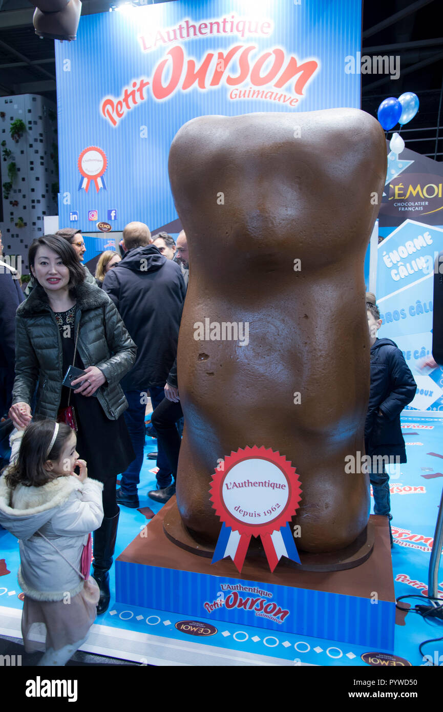 Un énorme 'Petit Ourson' bonbons au chocolat vu au cours Salon du Chocolat  Paris 2018' (Salon du Chocolat Paris 2018) au Parc des Expositions de la  Porte de Versailles Photo Stock - Alamy
