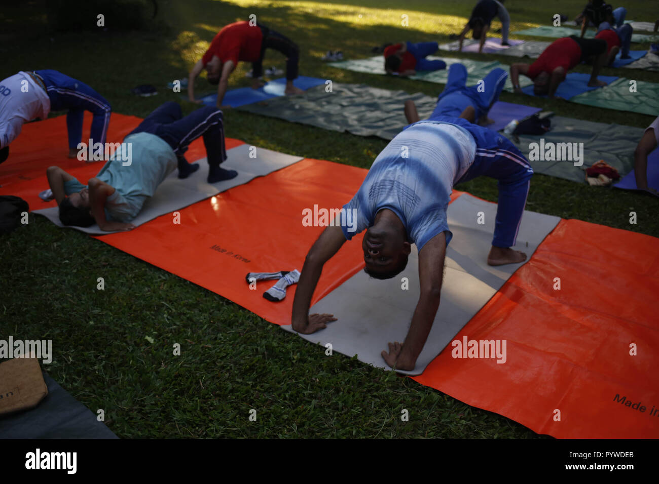 Dhaka, Bangladesh. 31 octobre, 2018. Les gens soucieux de leur santé, exercices tôt le matin dans Ramna Park qui est l'une des grandes zone de loisirs situé au cœur de la capitale. Credit : MD Mehedi Hasan/ZUMA/Alamy Fil Live News Banque D'Images