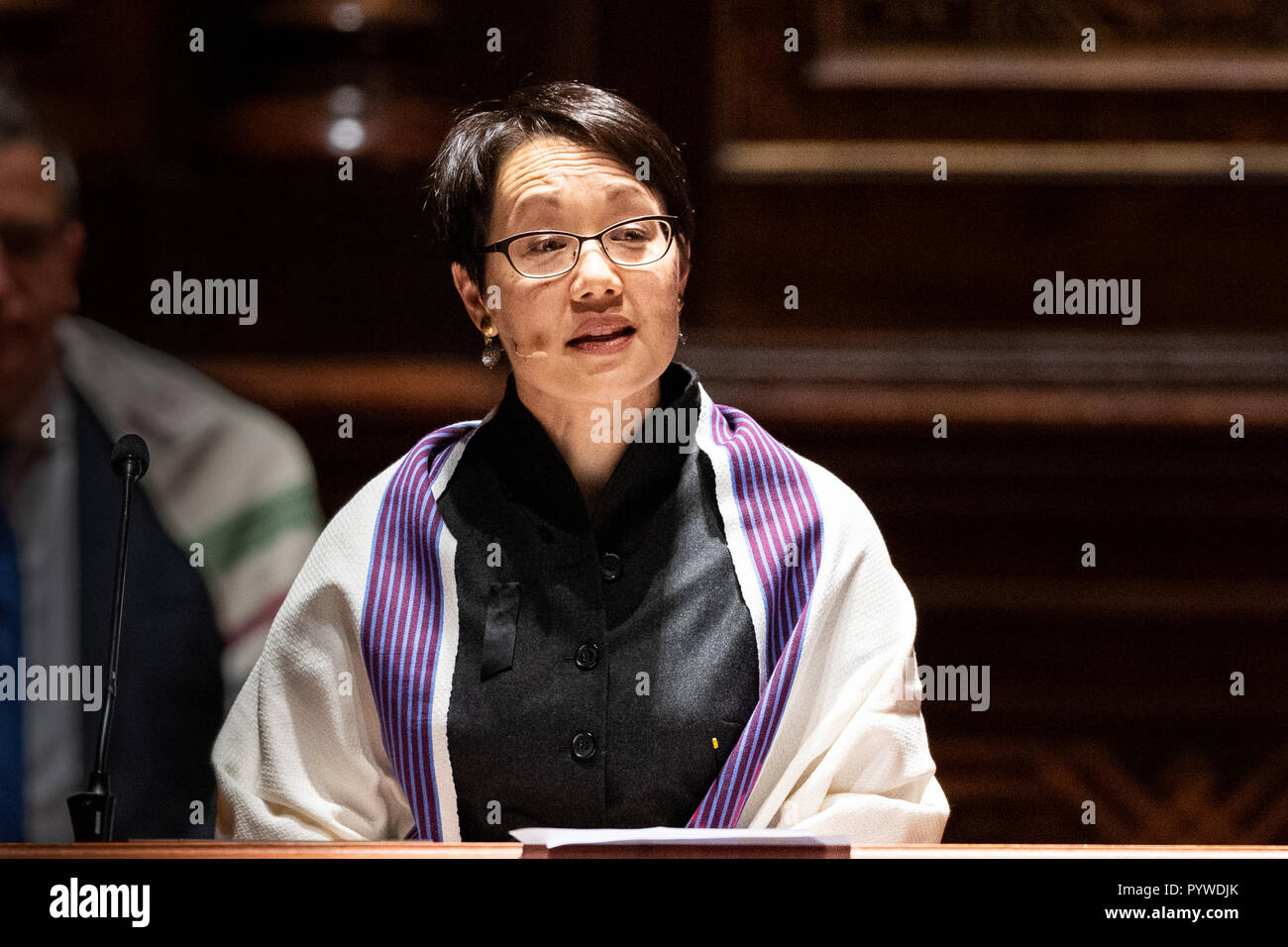New York, New York, USA. 30Th Oct, 2018. Le rabbin Angela Buchdahl s'exprimant lors de la veillée de prière interconfessionnelle pour le tir à l'arbre de vie Synagogue à Pittsburgh, Pennsylvanie (27 octobre) à la Central Synagogue à New York. Credit : SOPA/Alamy Images Limited Live News Banque D'Images
