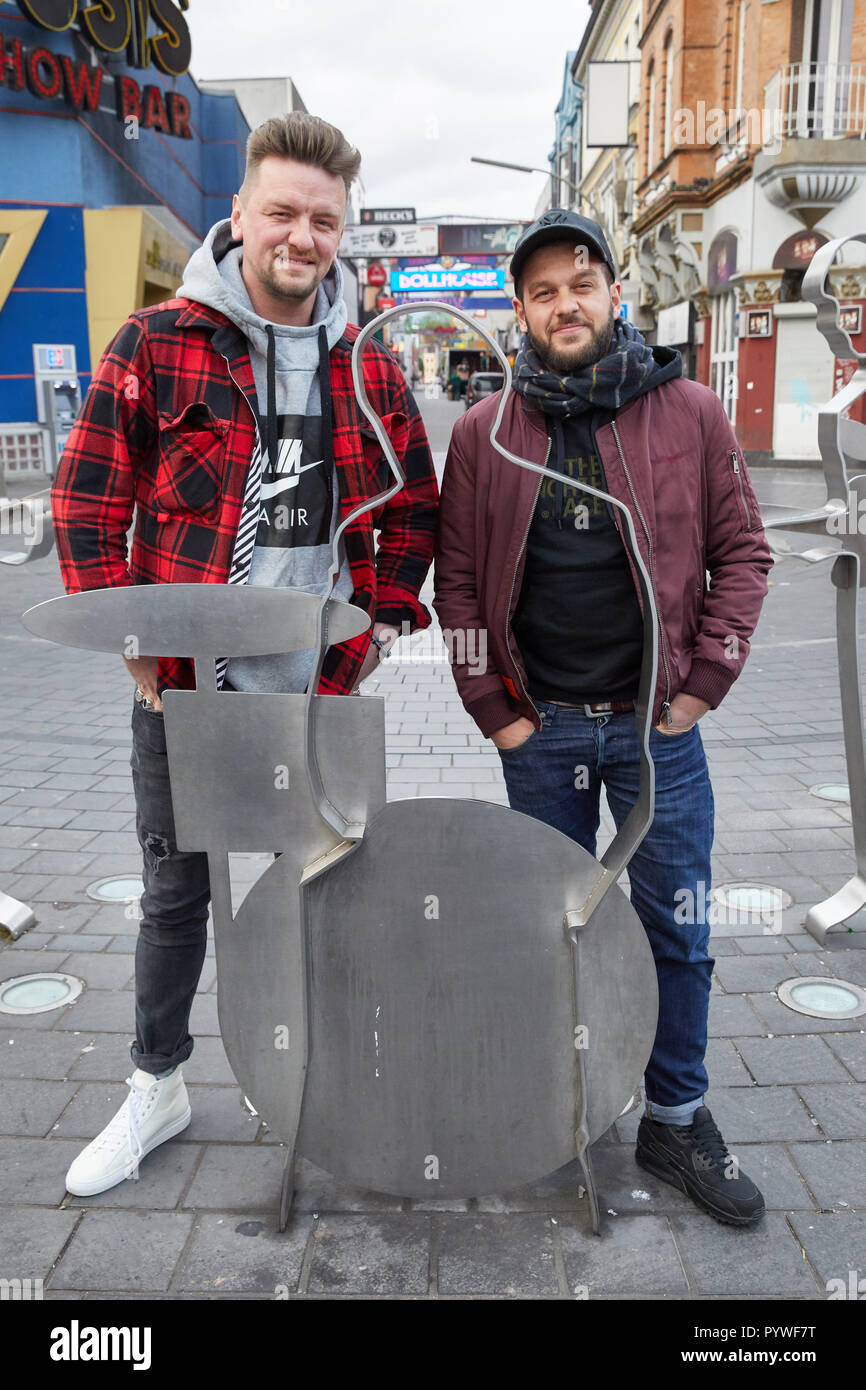 Hambourg, Allemagne. 30Th Oct, 2018. Ben Zucker (l), chanteur de Berlin, et Claudio Capeo, chanteuse de France, s'opposent à une séance photo pour le concert 'Na und ? !' en Beatles-Platz au Reeperbahn. Credit : Georg Wendt/dpa/Alamy Live News Banque D'Images