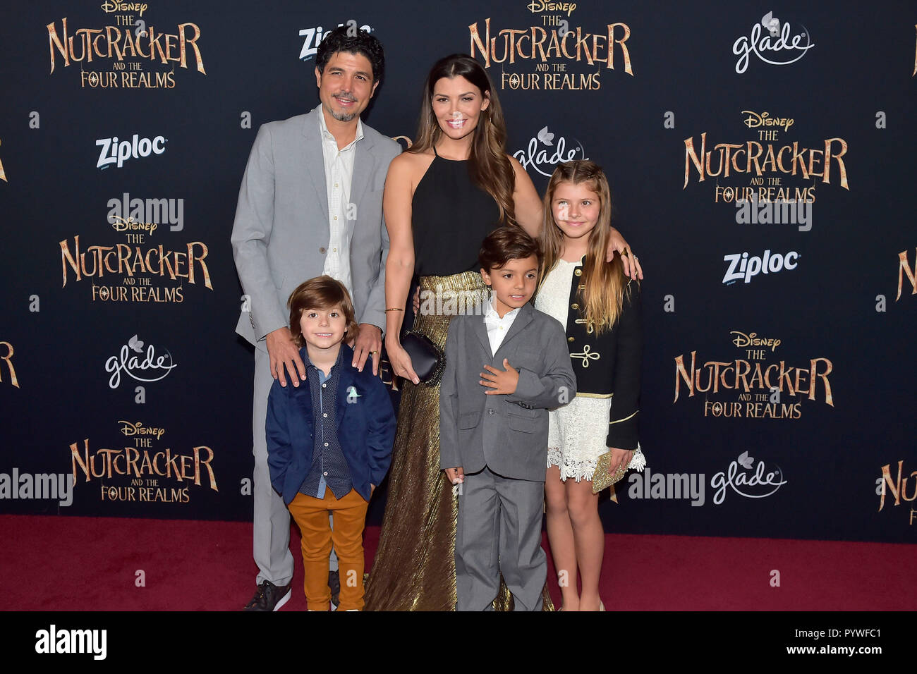 Los Angeles, USA. 29 Oct, 2018. Alejandro Gomez Monteverde avec épouse Ali Landry et les enfants lors de la première mondiale du film "Le Casse-noisettes et les quatre royaumes' au El Capitan Theatre. Los Angeles, 29.10.2018 | Conditions de crédit dans le monde entier : dpa/Alamy Live News Banque D'Images