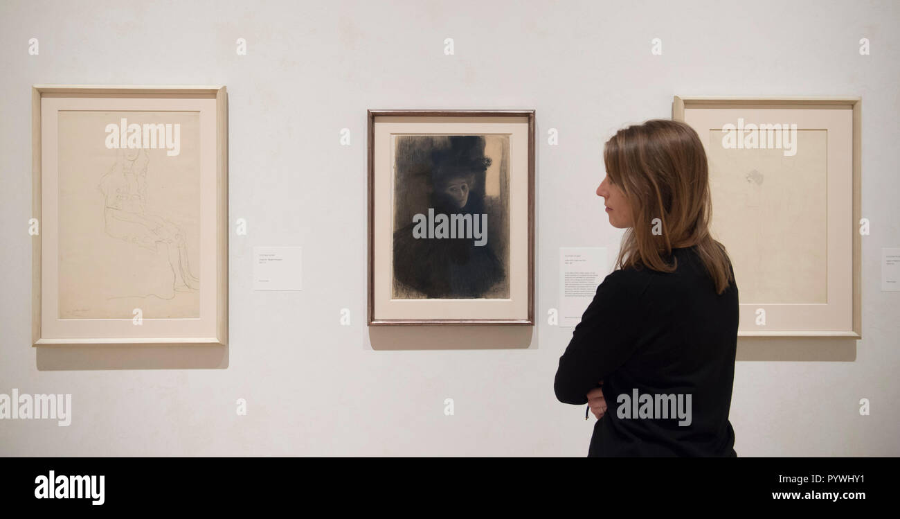 Royal Academy of Arts, Londres, Royaume-Uni. 31 octobre, 2018. 2018 marque le centenaire de la mort de deux des plus célèbres figures de pionniers et début du xxe siècle : Gustav Klimt (1862-1918) et Egon Schiele (1890-1918). Il s'agit de la première exposition au Royaume-Uni de mettre l'accent sur l'importance fondamentale de l'illustration pour les deux artistes. Image (centre) : Gustav Klimt, Dame avec cape et chapeau, 1897-1898. Le musée Albertina, Vienne. Credit : Malcolm Park/Alamy Live News. Banque D'Images