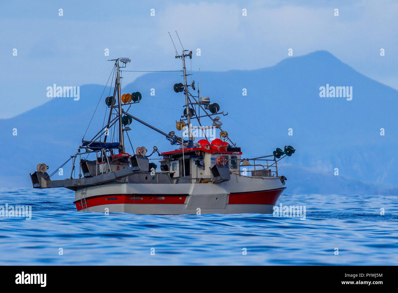 Le maquereau commerciale durable de la ligne de crochet de bateau de pêche dans le fjord norvégien Banque D'Images