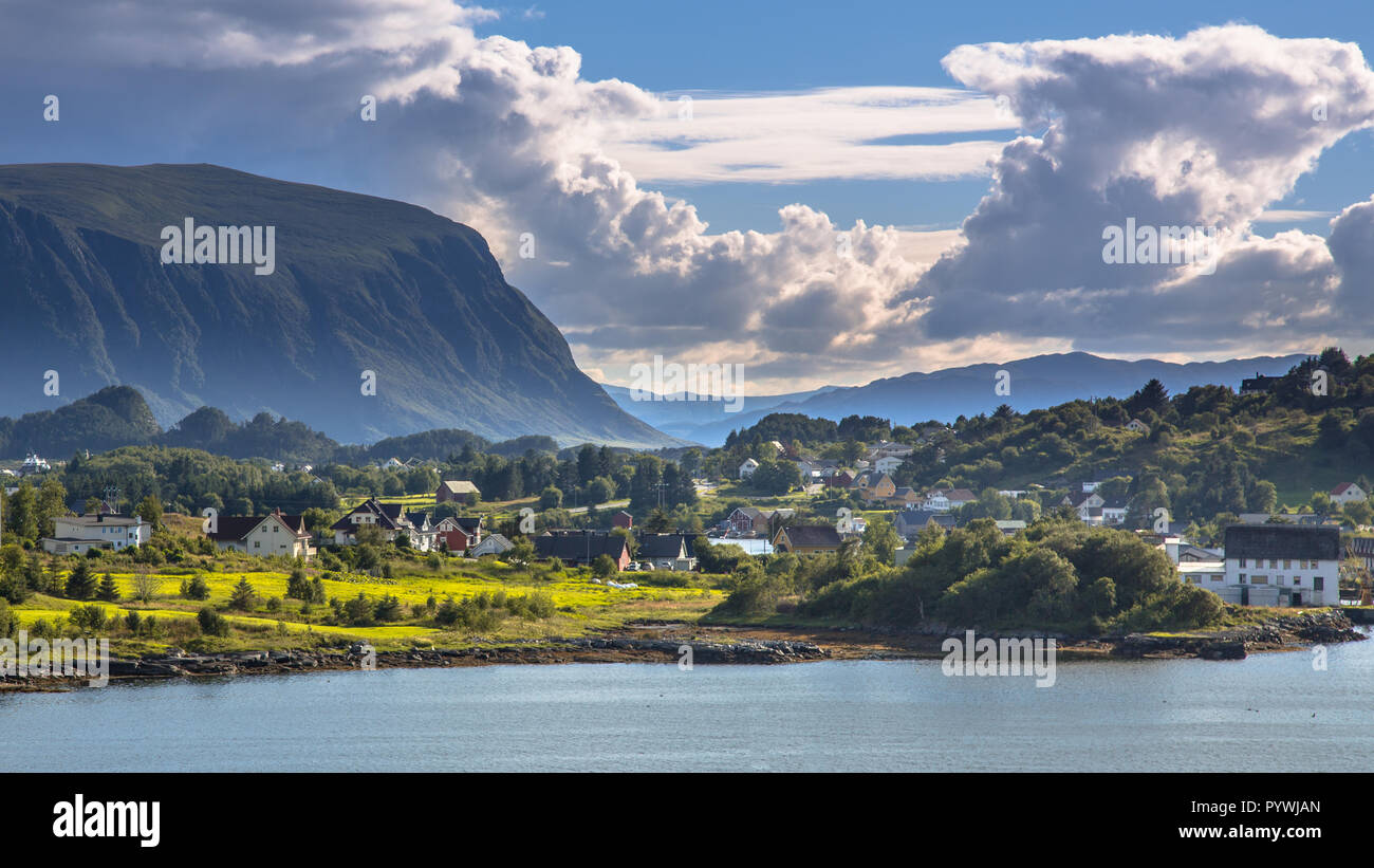 Fjord norvégien village de paysage sur journée ensoleillée en août en Norvège Banque D'Images