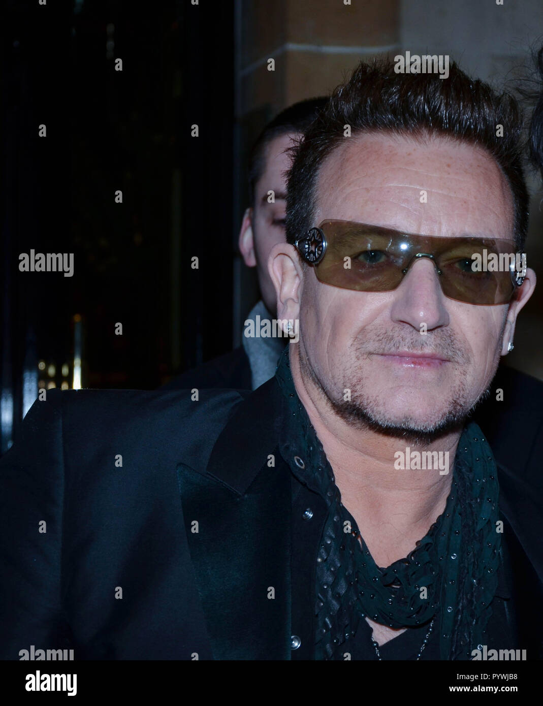 Paul David Hewson dit Bono, chanteur-compositeur, chanteur et musicien  irlandais, vu en face de l'Hôtel Plaza Athénée à Paris France Photo Stock -  Alamy