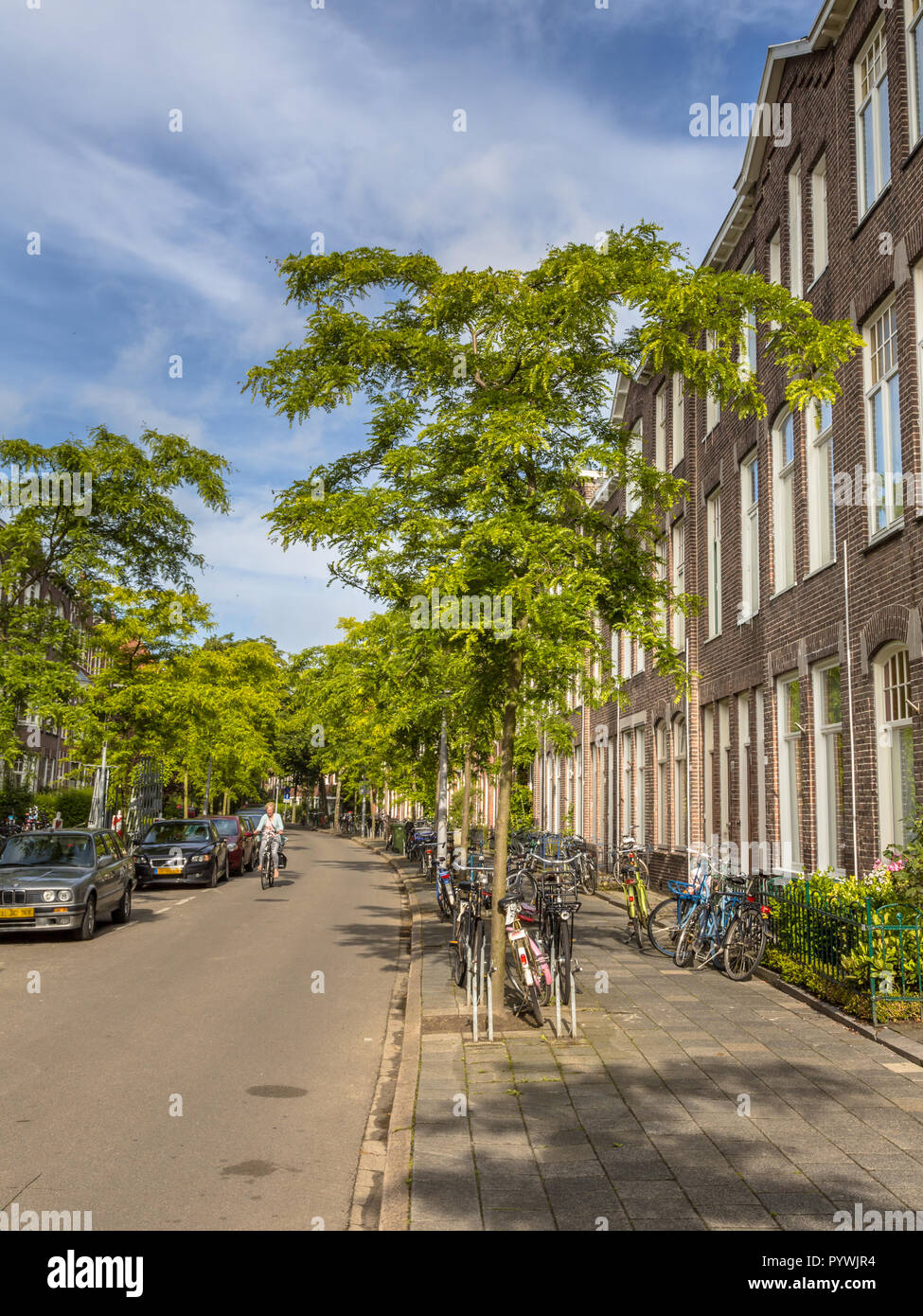 Les bâtiments historiques de la rue en néerlandais avec de vieilles maisons datant de 1910 à groningen Pays-Bas Banque D'Images