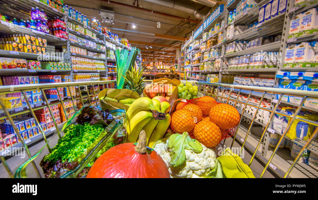 Panier d'épicerie dans un supermarché rempli de produits alimentaires frais et sain du point de l'avis des consommateurs Banque D'Images