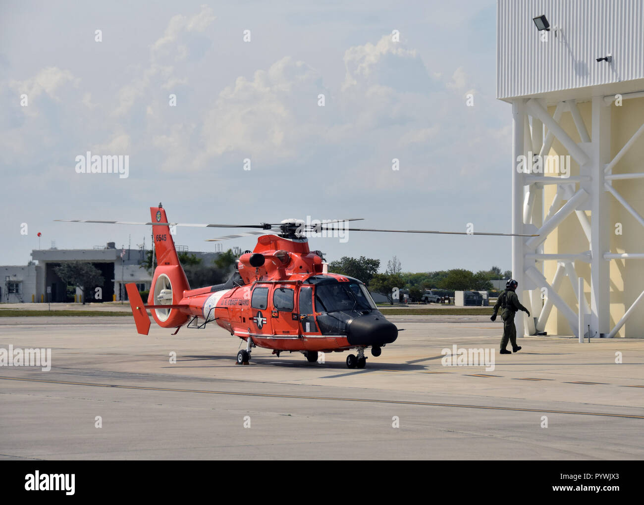 Miami, USA - 12 mai 2017 : Garde côtière américaine helocpter retourne à sa patrouille de pase à Miami, Floride le 12 mai 2017. L'aéroport Opa Locka est l'hôte d'une Banque D'Images