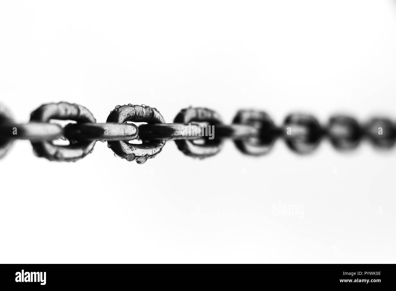 Driplets sur chaîne avec de l'eau - isolé sur fond blanc Banque D'Images