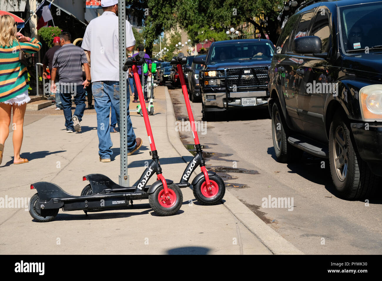 Razor scooter électrique disponible en location dans le centre-ville de San Antonio, Texas, USA. Banque D'Images