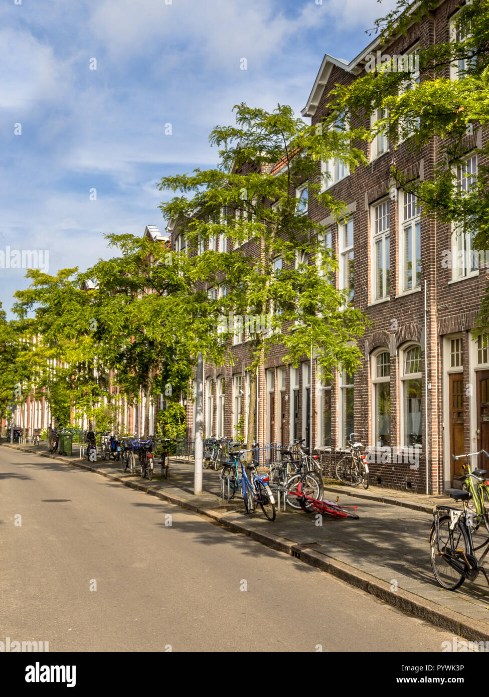 Dutch rue historique avec de vieilles maisons datant de 1910 à groningen Pays-Bas Banque D'Images