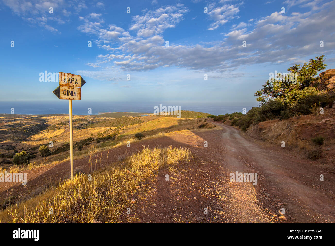 Direction route de terre avec vue sur la mer sur l'île de Chypre. Le paysage méditerranéen a chaud climat semi-aride avec BSh type sec correspondant subtro Banque D'Images