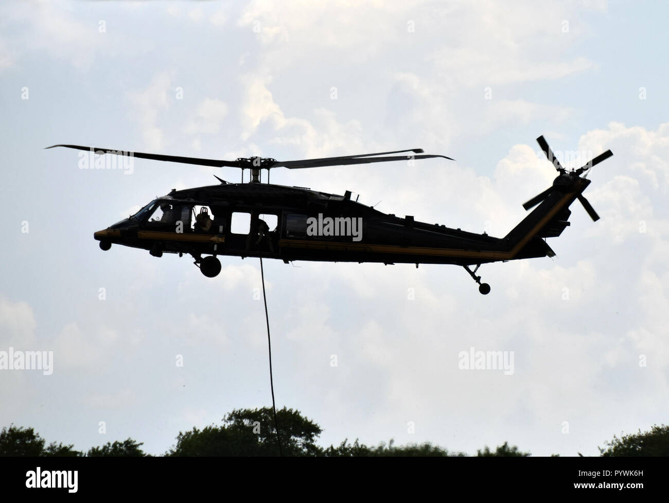Hélicoptère de transport aérien militaire moderne en mission de sauvetage Banque D'Images
