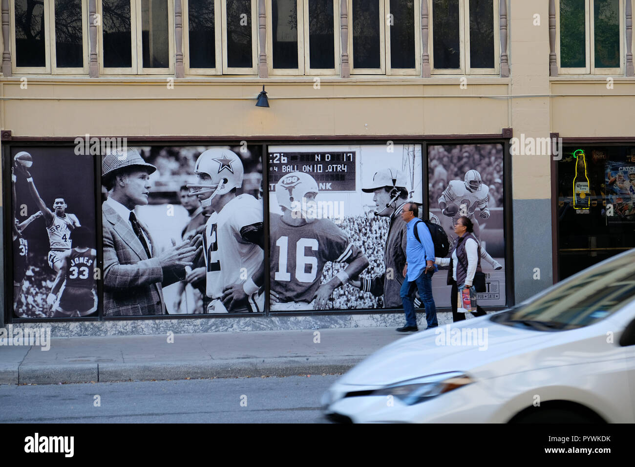 Vue sur la rue du Ticket Sports Pub dans le centre-ville de San Antonio, Texas, USA, l'affichage de certaines icônes sportives locales au Texas, les athlètes. Banque D'Images