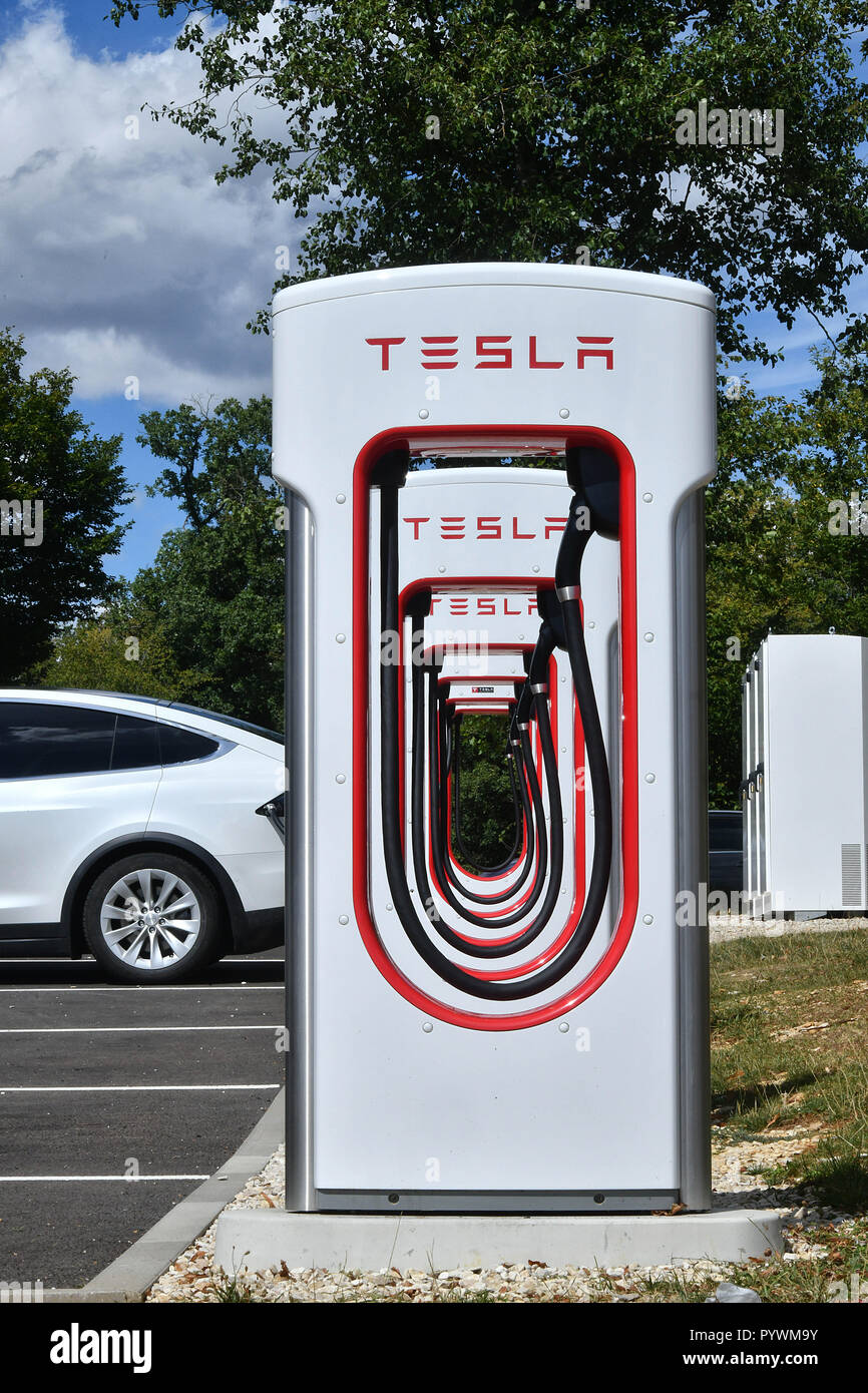 2018/08/10. Tesla garé dans un espace de chargement sur une autoroute a6 Aire de repos *** *** légende locale Banque D'Images
