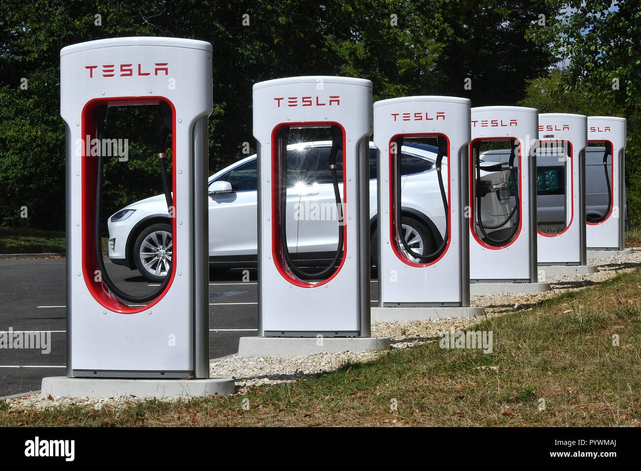 2018/08/10. Tesla garé dans un espace de chargement sur une autoroute a6 Aire de repos *** *** légende locale Banque D'Images