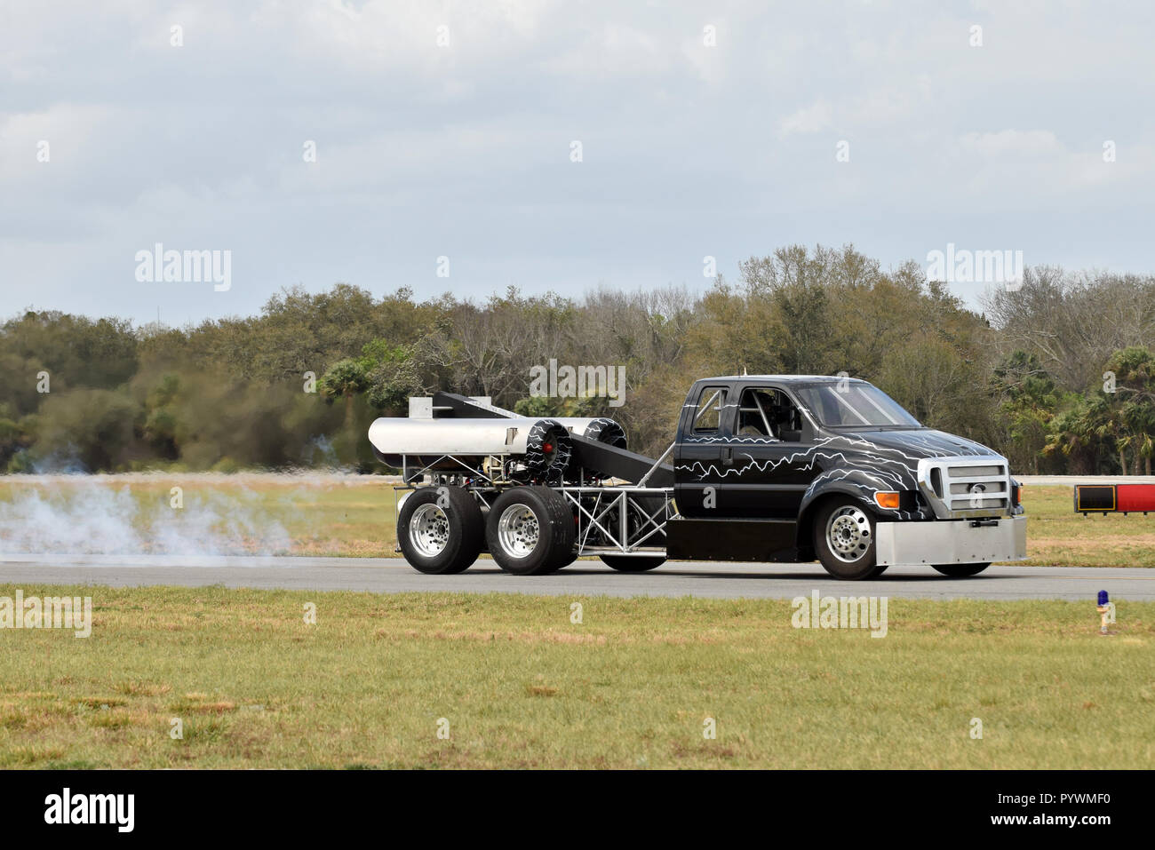 Jet engine powered by truck se prépare pour stunt Banque D'Images