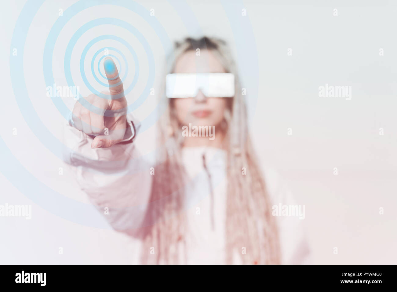 Jeune femme en vêtements futuristes de toucher l'écran virtuel Photo Stock  - Alamy