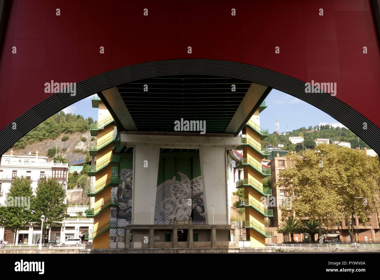 La ville de Bilbao, Pays Basque, Espagne Arty voir sous l'arche de la Puente de La Salve, établissant un lien avec le Musée Guggenheim Banque D'Images