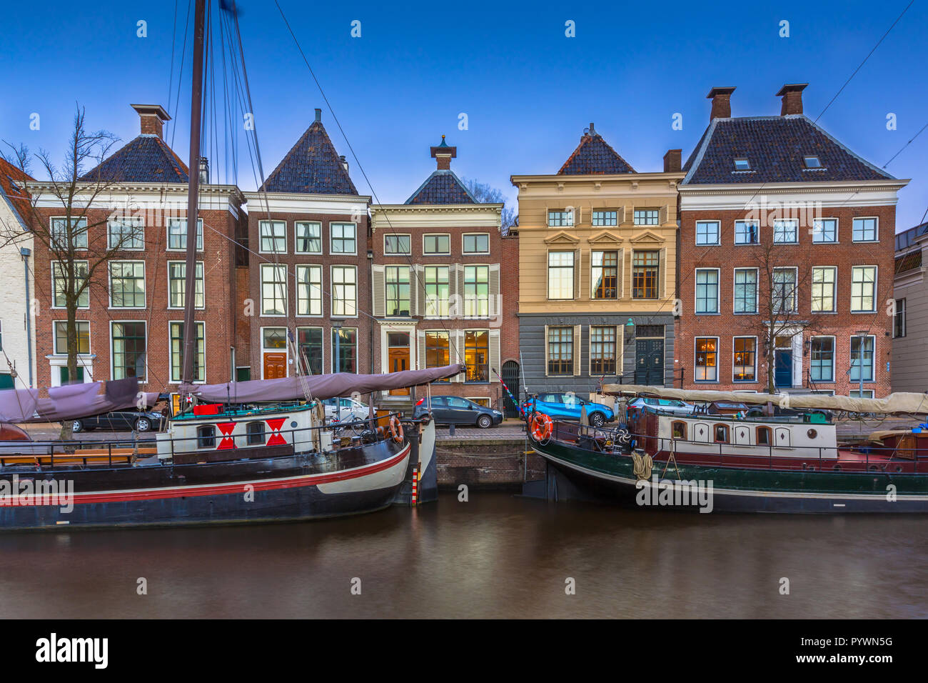Bateaux et bâtiments historiques à Hoge der Aa quay dans le centre-ville de Groningen, Pays-Bas Banque D'Images