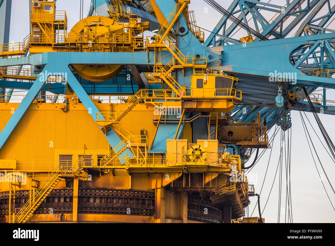 Marches et escaliers les câbles autour de la commande de la cabine d'un énorme navire Crane Banque D'Images