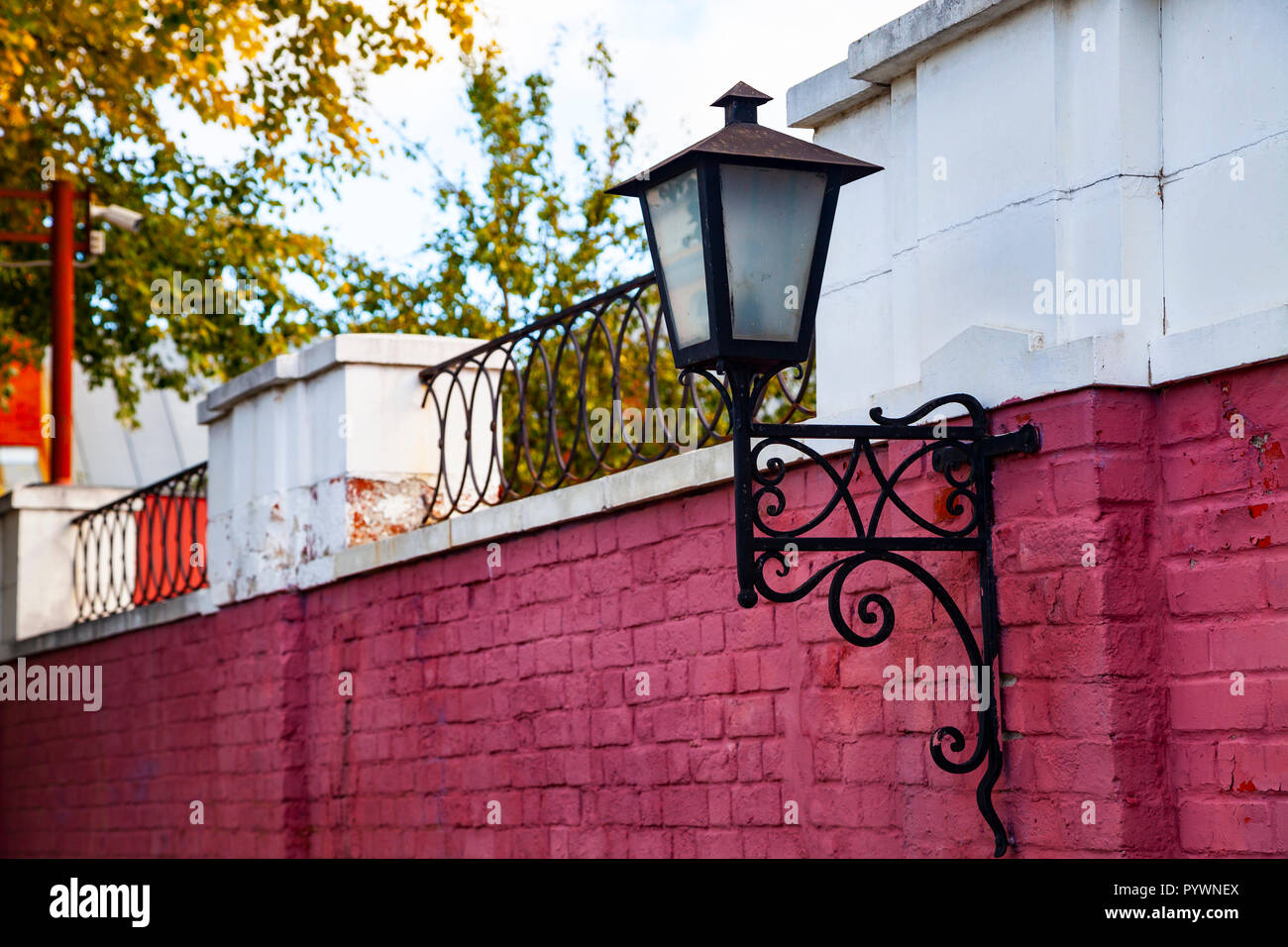 Lanterne sur le mur de la Kolomna Kolomna, Kremlin, région de Moscou. Belle vieille ensemble du Kremlin de Kolomna églises avec une journée d'automne. Banque D'Images