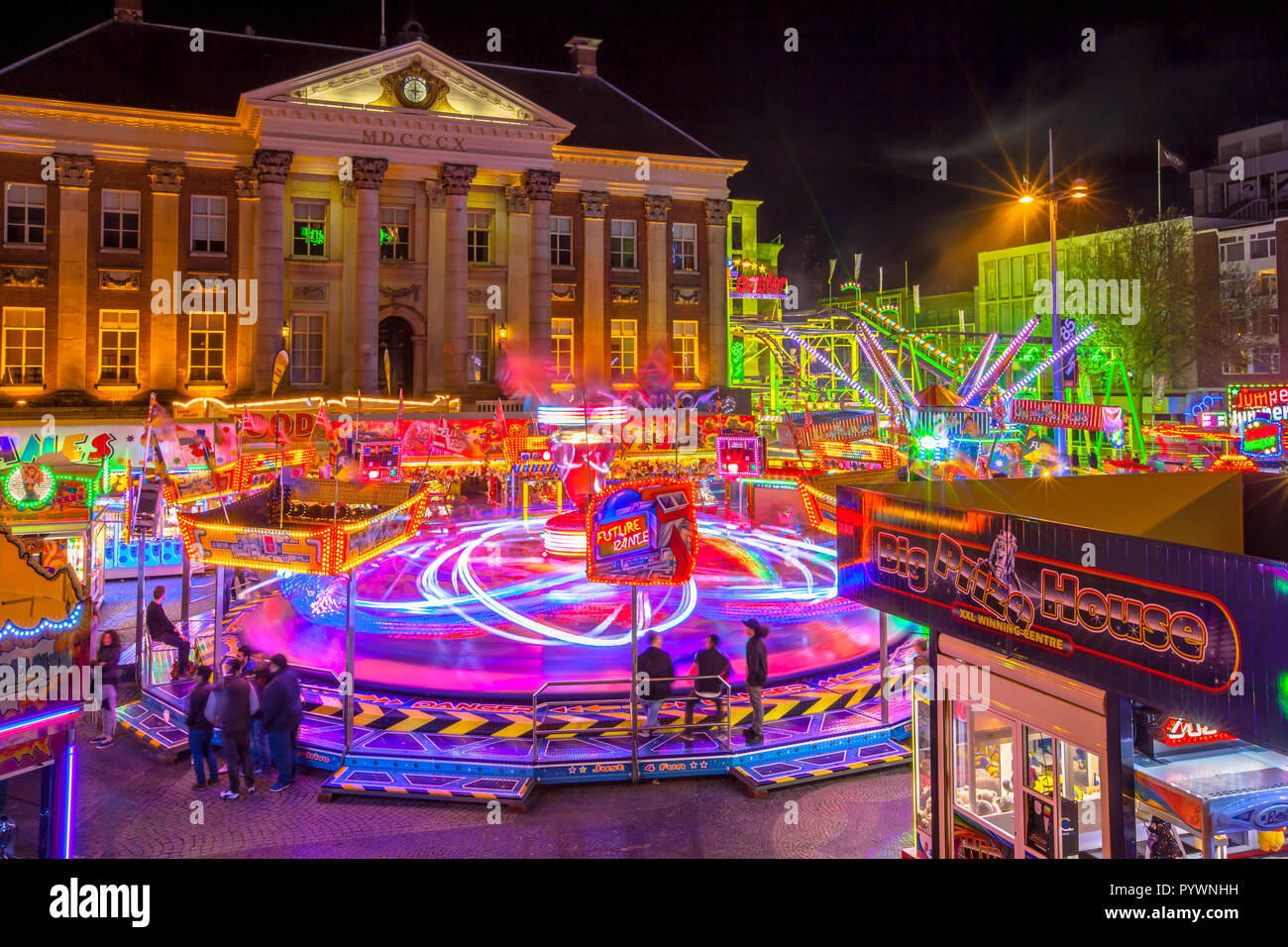 GRONINGEN, Pays-bas-Mai 5,2015 : Fête foraine annuelle en mai vacances à la Grand Place l'hôtel de ville sur la fine city square. Une longue exposition de droit Banque D'Images