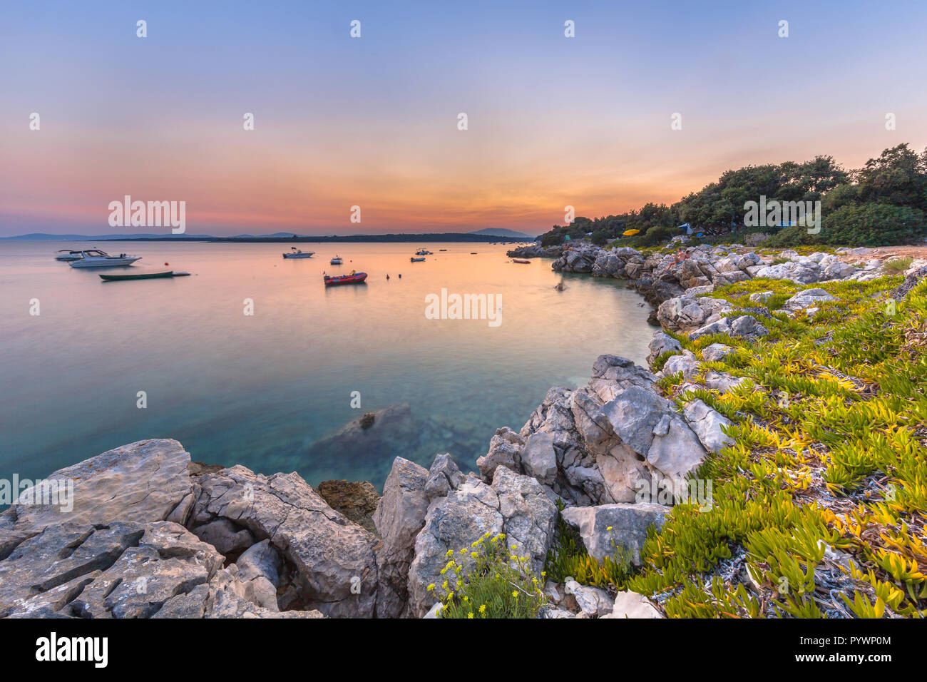 Rocky coast resort croate. Une longue exposition image du tourisme, des rochers, de la végétation, et les bateaux sur l'île de Cres dans la mer Adriatique. Banque D'Images Rocky coast resort croate. Une longue exposition image du tourisme, des rochers, de la végétation, et les bateaux sur l'île de Cres dans la mer Adriatique. Banque D'Images