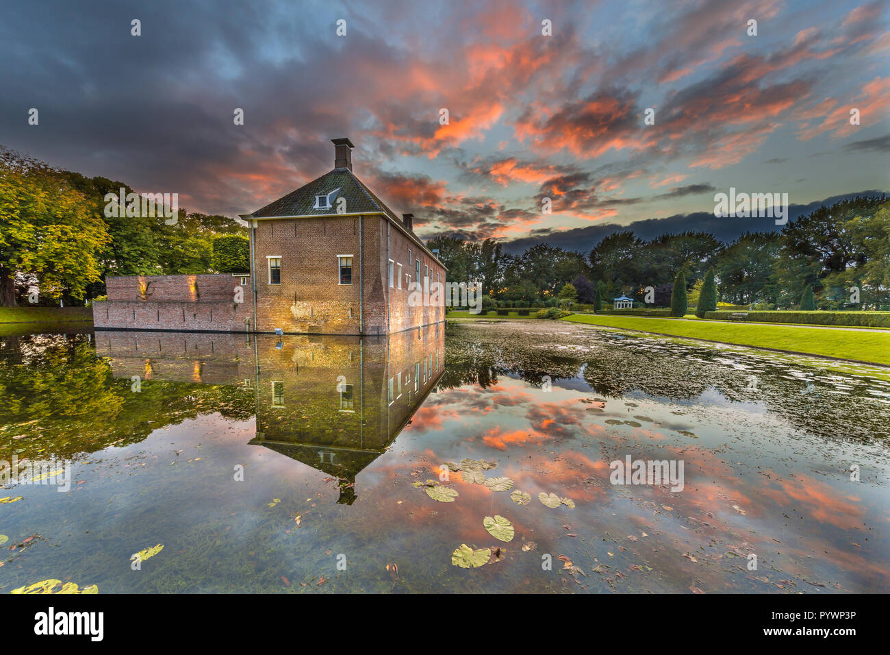 Coucher de soleil sur le château de Verhildersum ou Borg, qui a été construit au 14e siècle pour défendre la région contre les intrus autour de Leens, Pays-Bas Banque D'Images