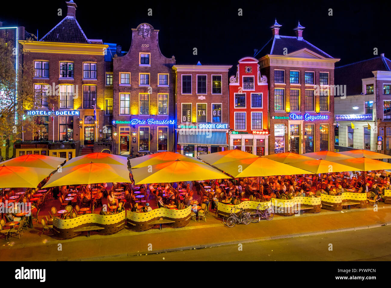 GRONINGEN, Pays-bas-Mai 5,2015 : les élèves sur teracces dans la nuit. Célèbres bars et restaurants dans le vieux centre de la ville universitaire de Gron Banque D'Images