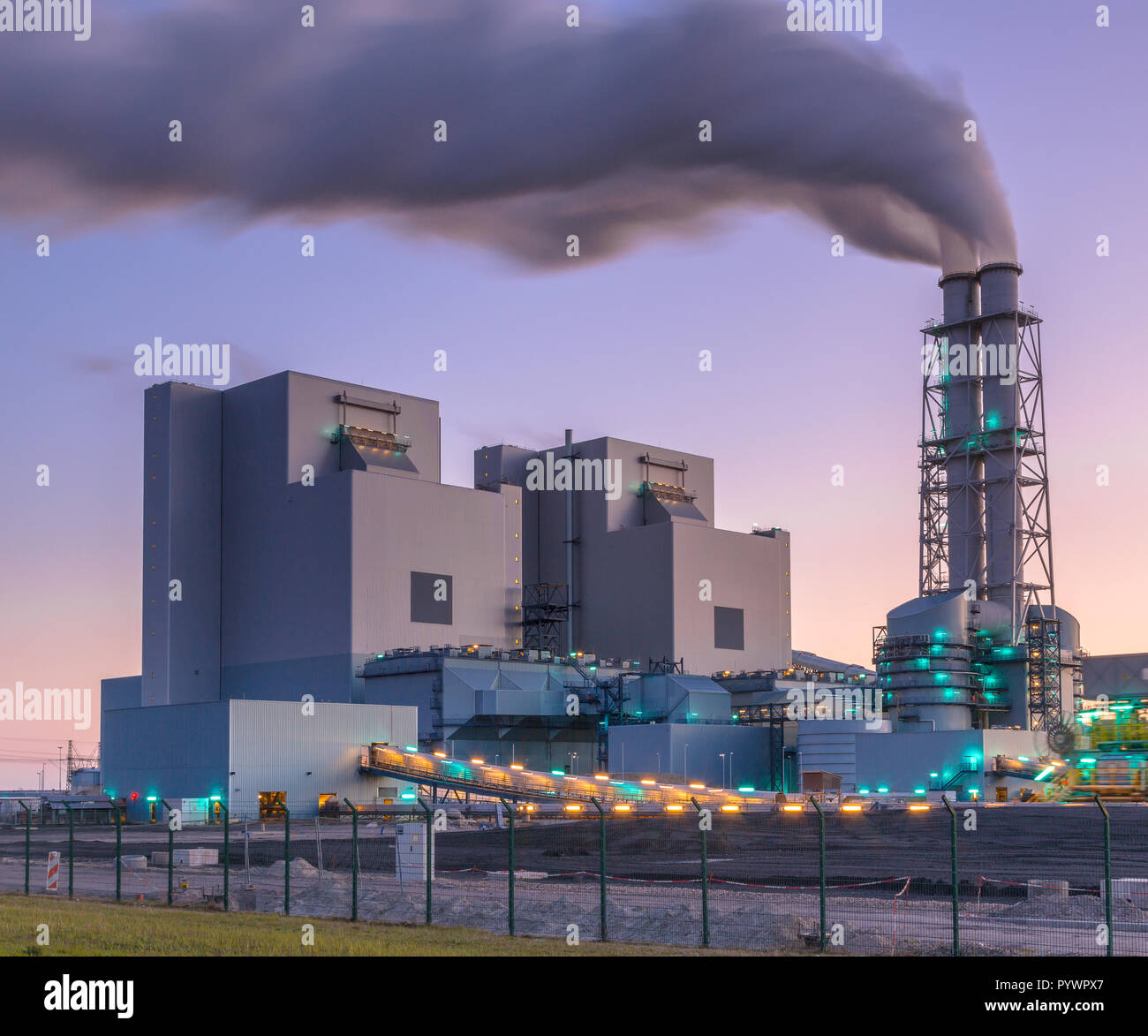 Détail d'une centrale électrique moderne fonctionnant au charbon et de la biomasse Banque D'Images