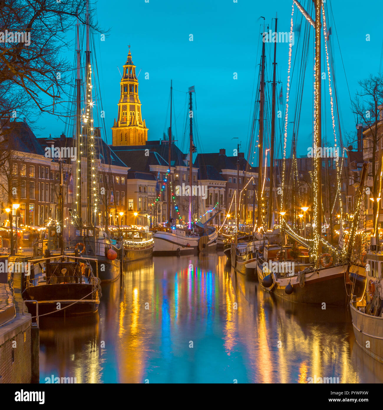 Les bateaux à voile historique amarré au quai sur le festival annuel de Winterwelvaart autour de Noël. Revivre les temps anciens dans la partie historique de Groningen Banque D'Images