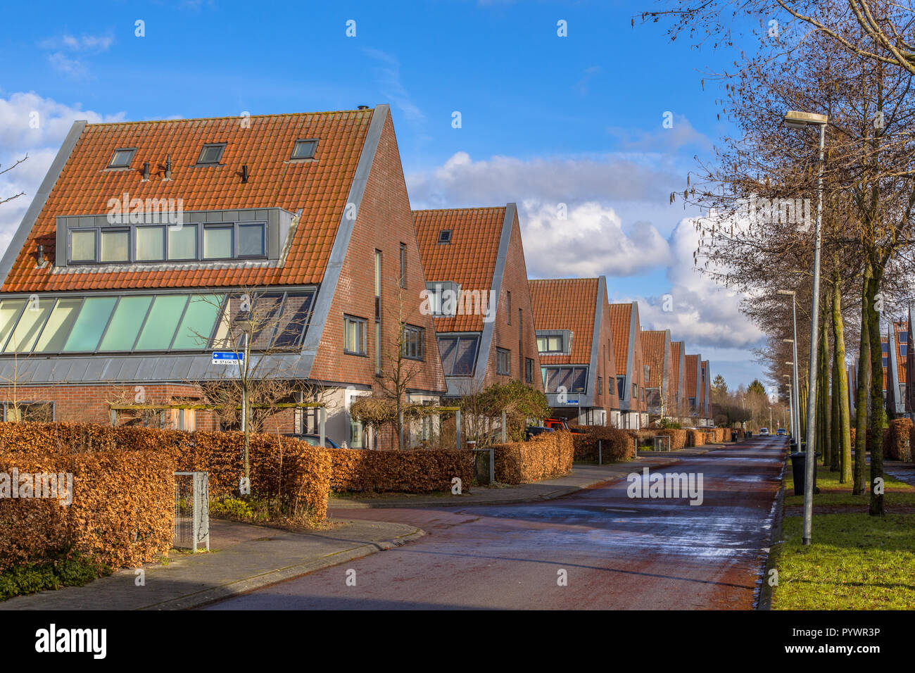 Maisons jumelées famille de classe moyenne dans une zone urbaine écologique naturelle en hiver, Groningen, Pays-Bas Banque D'Images