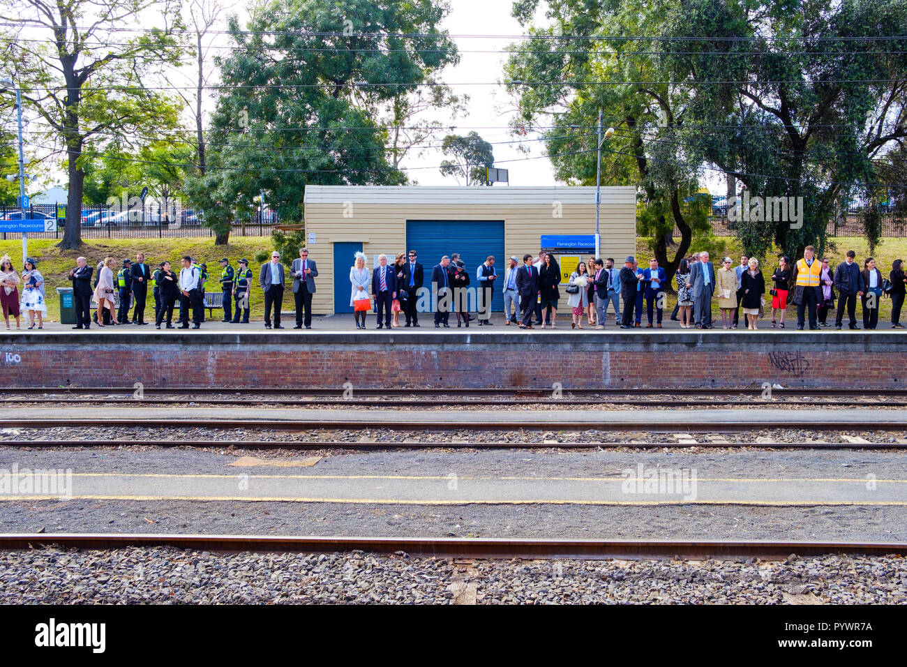 Courses hippiques attendant un train à la Melbourne Cup, Australie Banque D'Images