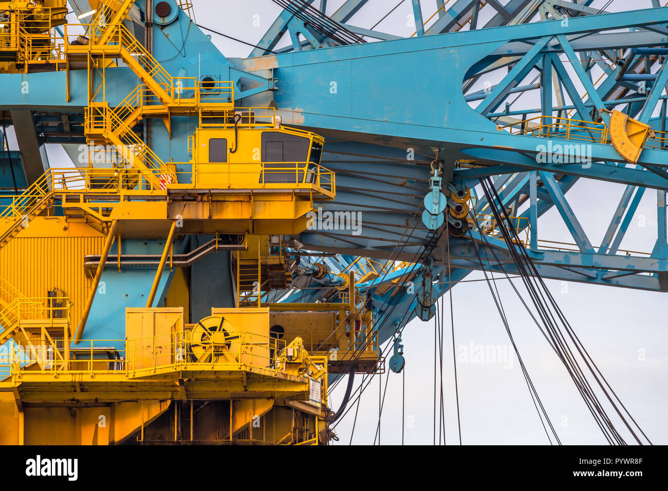 Cabine de commande d'un énorme navire Crane avec les câbles autour de marches et escaliers Banque D'Images