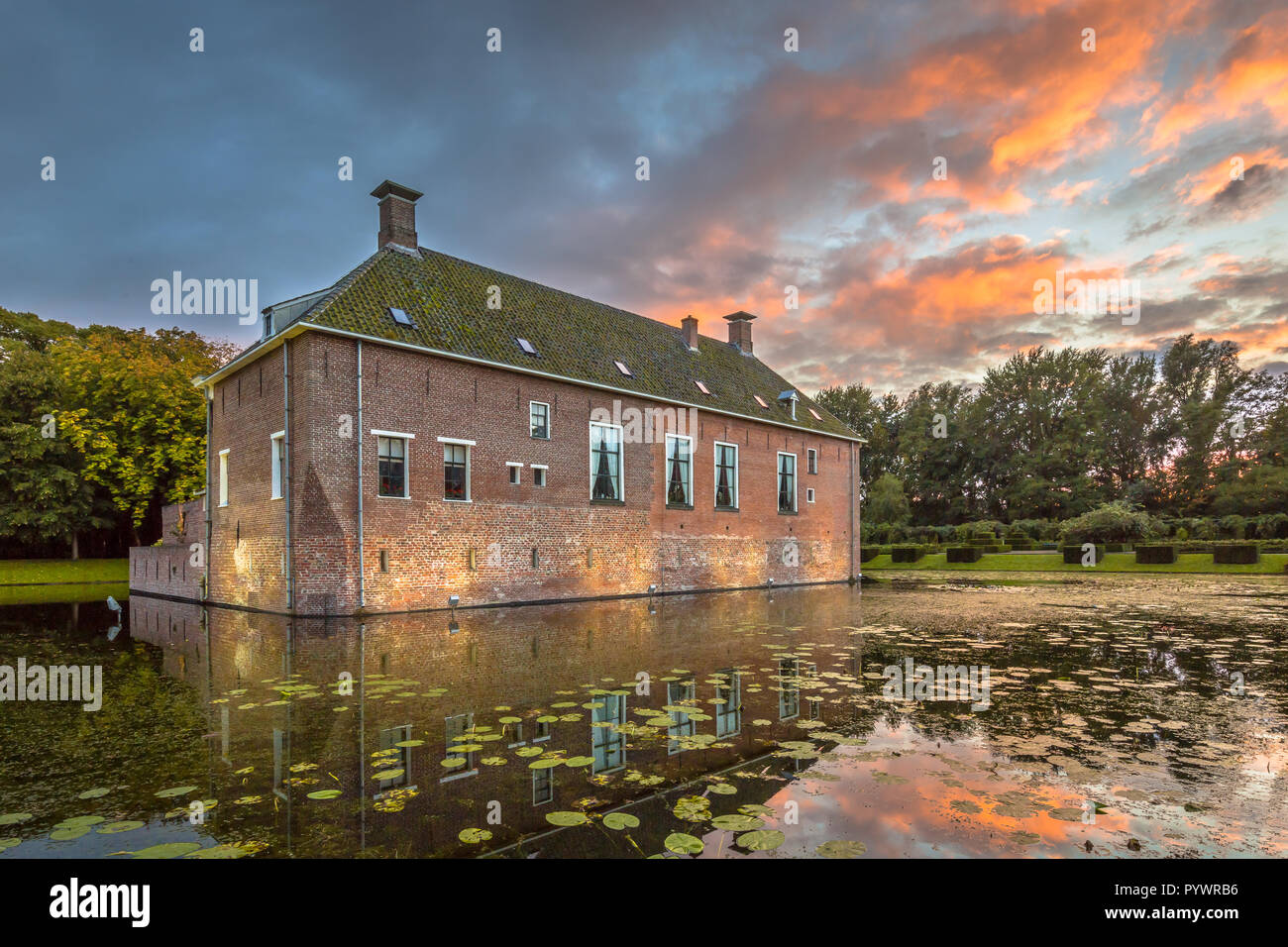Château Verhildersum ou borg a été construit au 14ème siècle pour défendre le territoire contre les intrus autour de Leens, Pays-Bas Banque D'Images