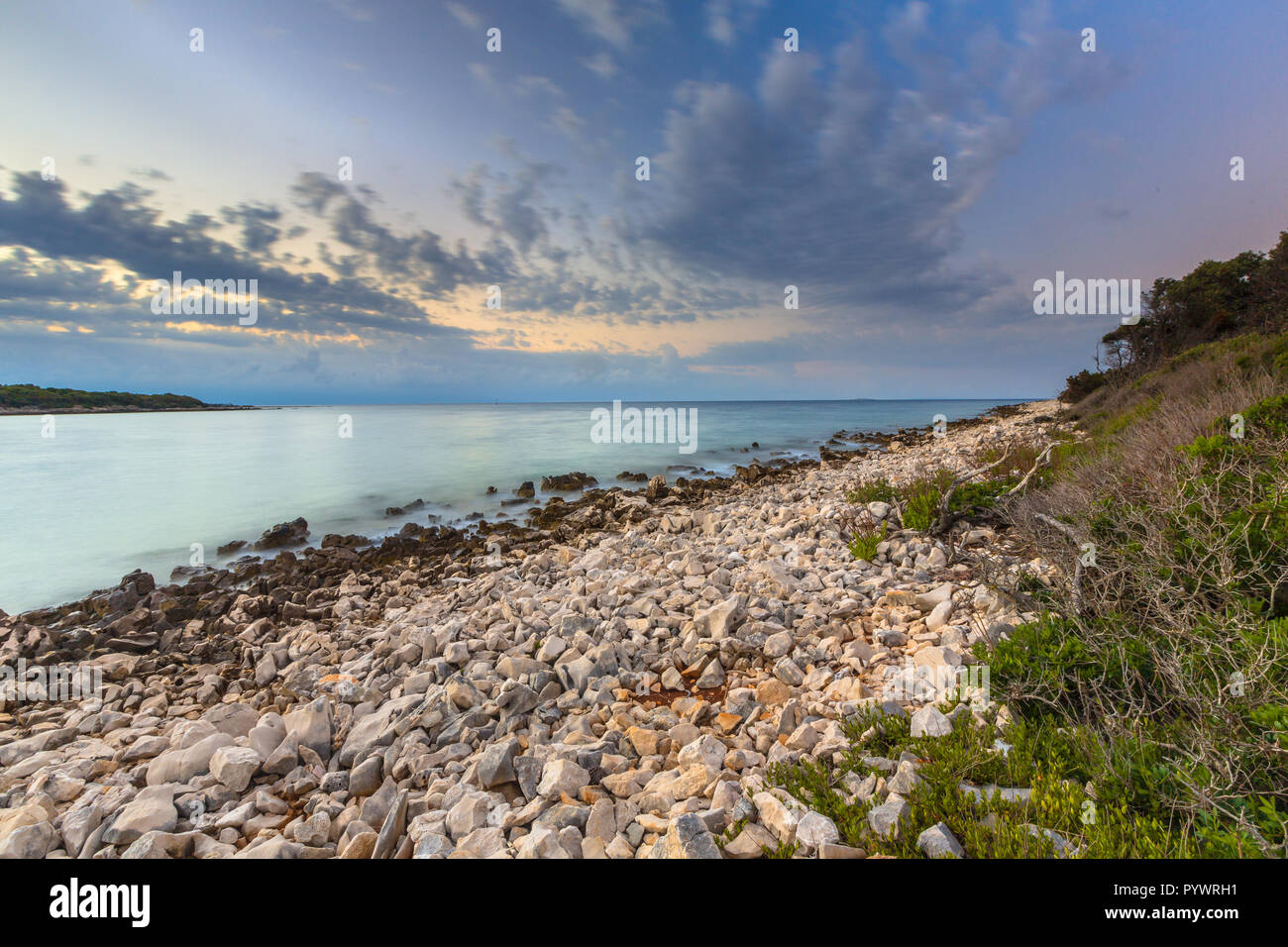 Lever du soleil sur la côte rocheuse sur l'Ile de Cres dans la mer Adriatique, la Croatie, l'Europe Banque D'Images