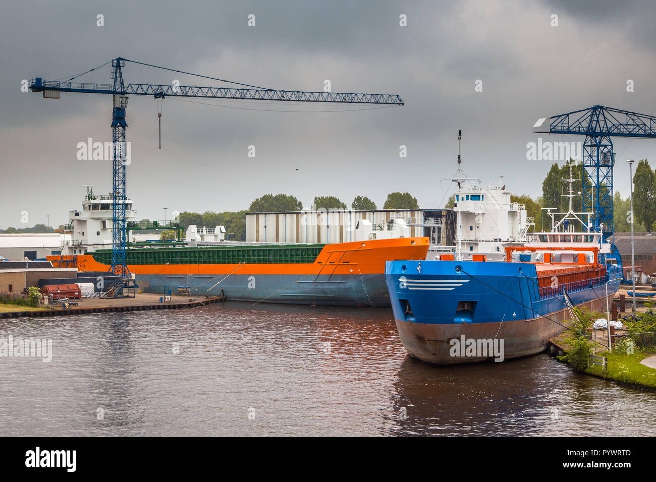 Les navires en construction dans un chantier naval en Frise, Pays-Bas Banque D'Images