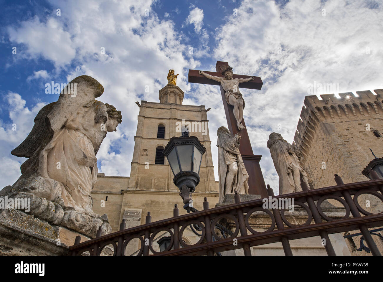 Les sculptures d'anges, crucifix et statue dorée de la Vierge Marie à Cathédrale Notre-Dame des Doms d'Avignon / Avignon Cathédrale, Vaucluse, France Banque D'Images